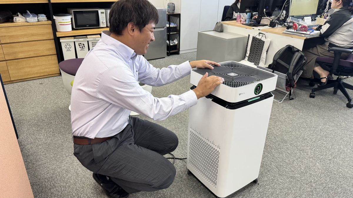 イヤイヤAirdogを愛でさせられる大型男性A