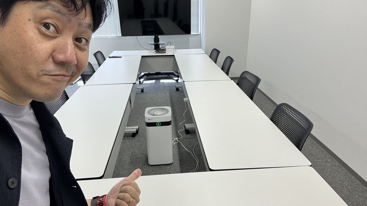 会議室にも小型犬を配備