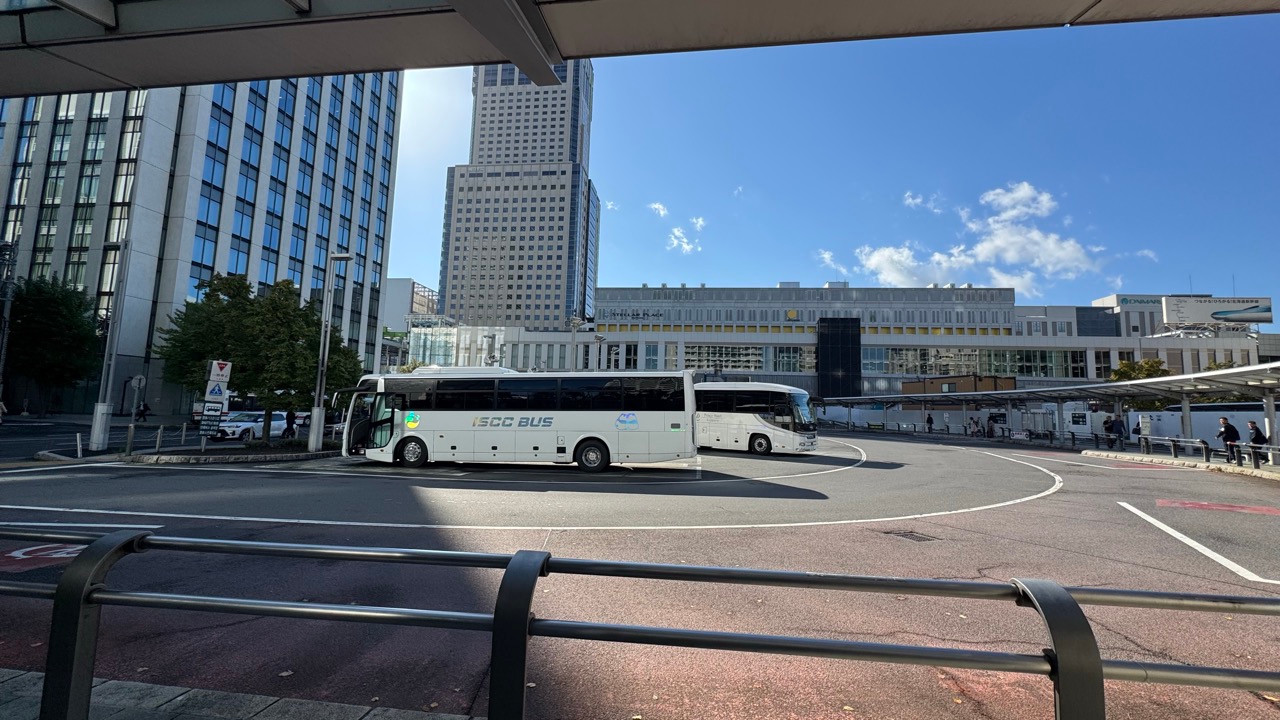 出発前のバス停にて。会社見学です。（実際の写真）